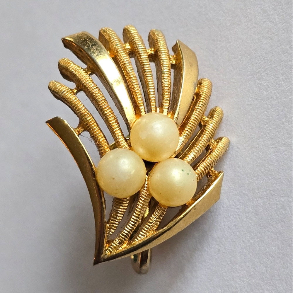 Vintage Crown Trifari SINGLE ONE earring clip on gold tone white faux pearl